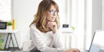 office woman working on a laptop